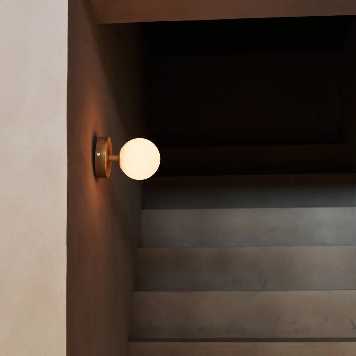 Wiederaufladbare LED Wandlampe Richella Holz Glas dimmbar kabellos