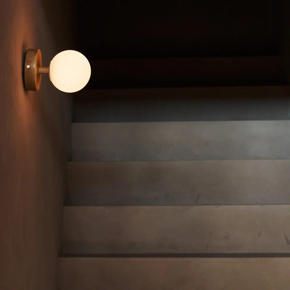 Wiederaufladbare LED Wandlampe Richella Holz Glas dimmbar kabellos