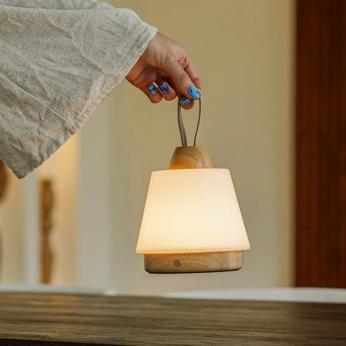 Wiederaufladbare LED Tischlampe LIV Hellbraun mit Lederband dimmbar