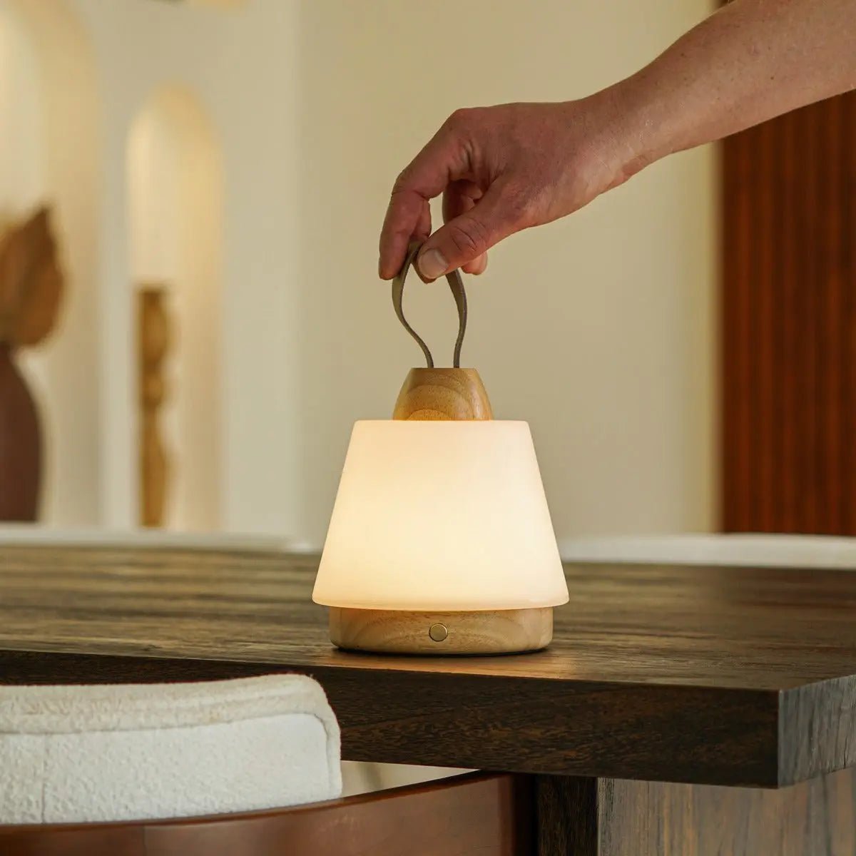Wiederaufladbare LED Tischlampe LIV Hellbraun mit Lederband dimmbar