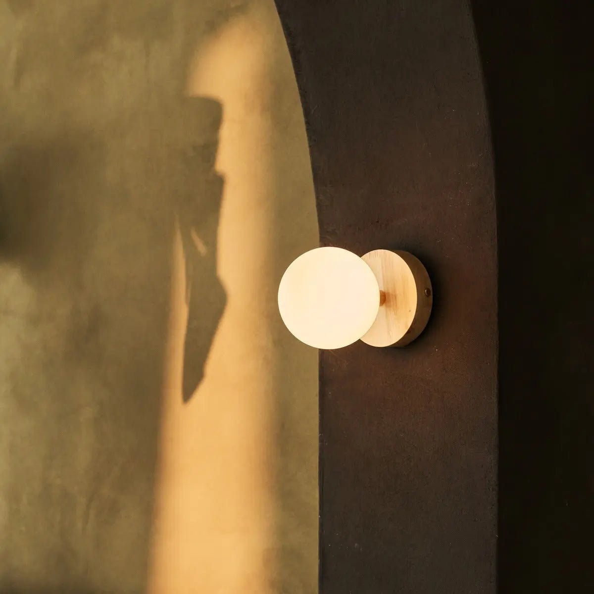 Wiederaufladbare LED Wandlampe Richella Holz Glas dimmbar kabellos