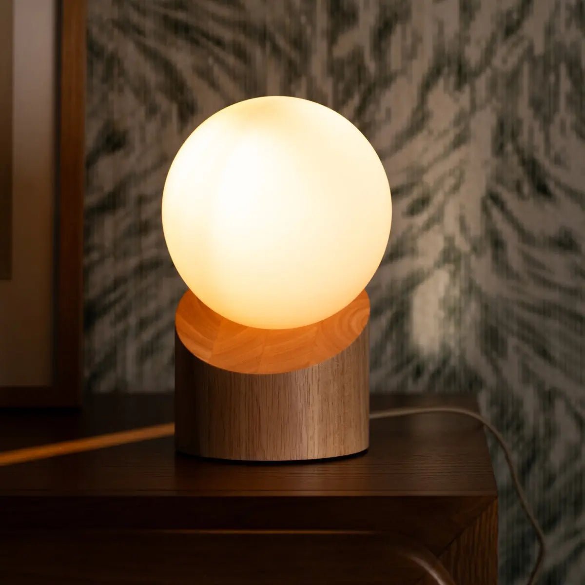 Tischlampe Quin Kautschukholz Glaskugel Stoffkabel
