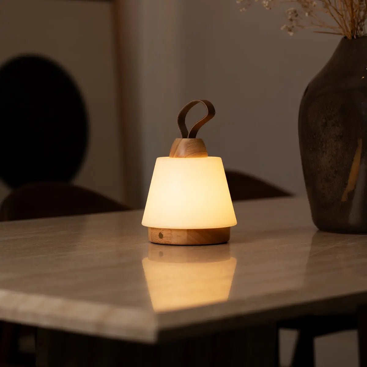 Wiederaufladbare LED Tischlampe LIV Hellbraun mit Lederband dimmbar