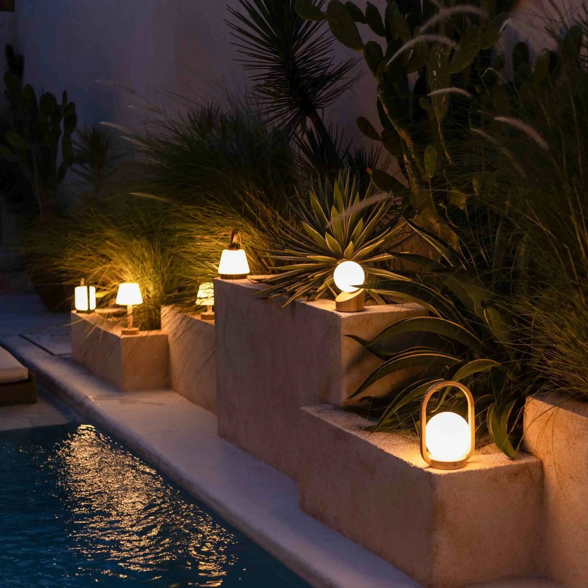 Wiederaufladbare LED Tischlampe LIV Hellbraun mit Lederband dimmbar