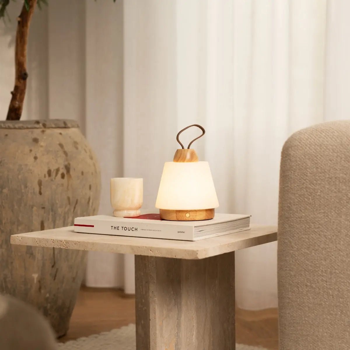 Wiederaufladbare LED Tischlampe LIV Hellbraun mit Lederband dimmbar