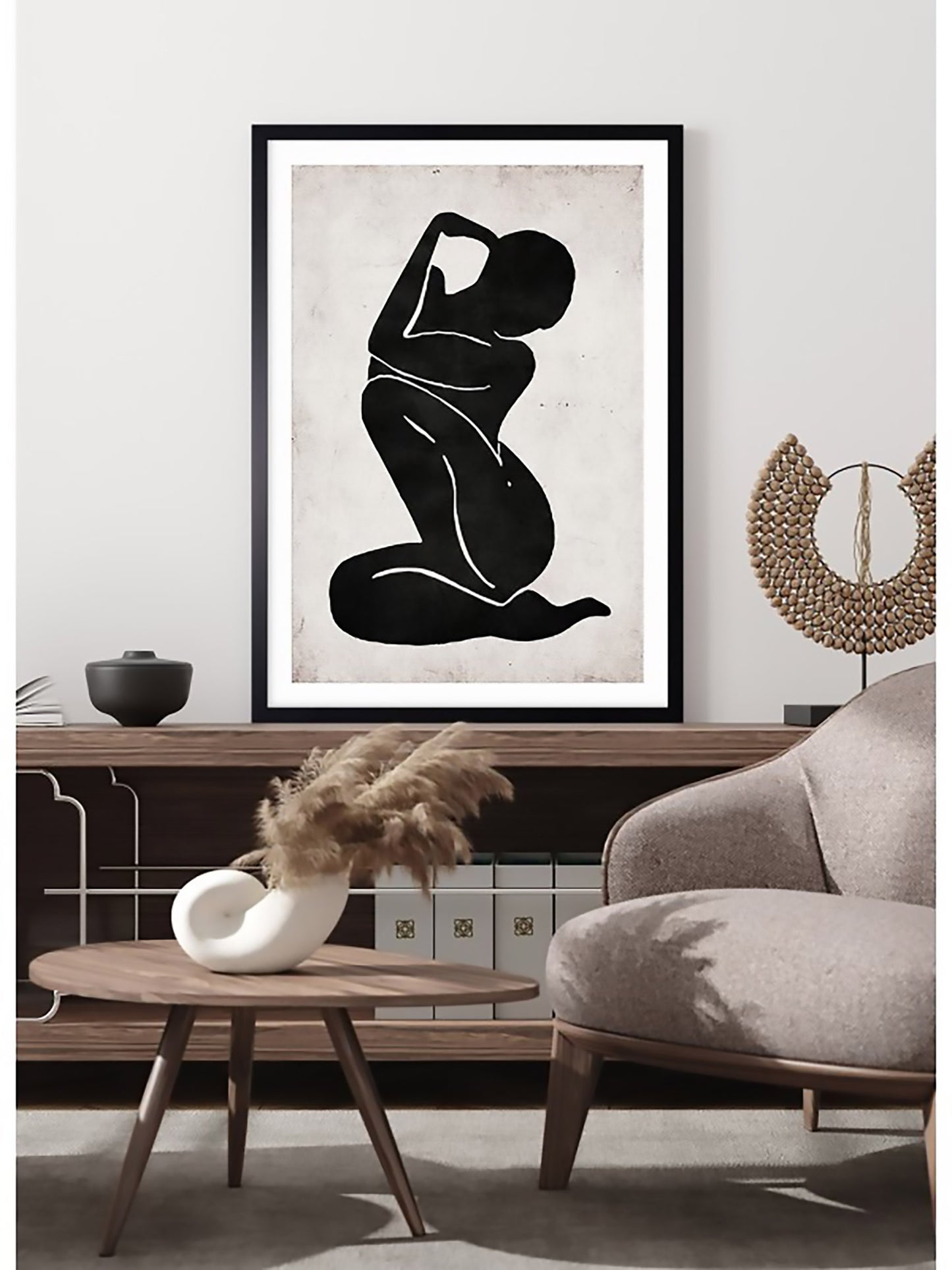 gerahmtes Bild mit Grafik eines weiblichen Akts im Wohnzimmer