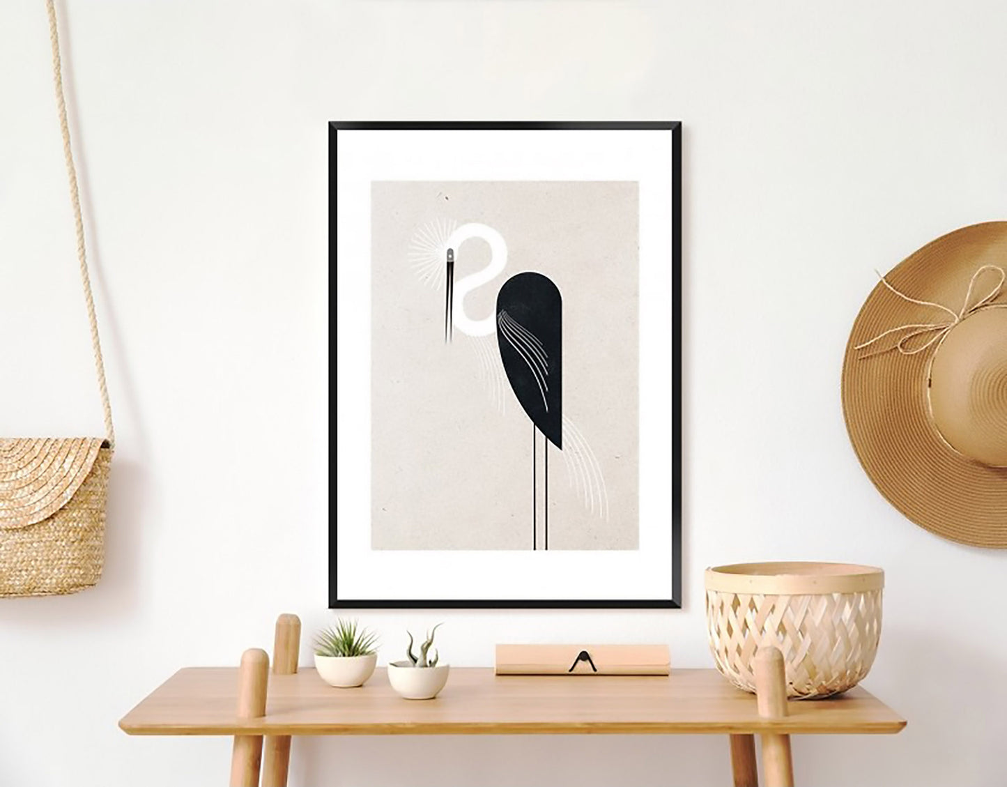 Gerahmtes Bild mit Storch als Grafik über Konsole