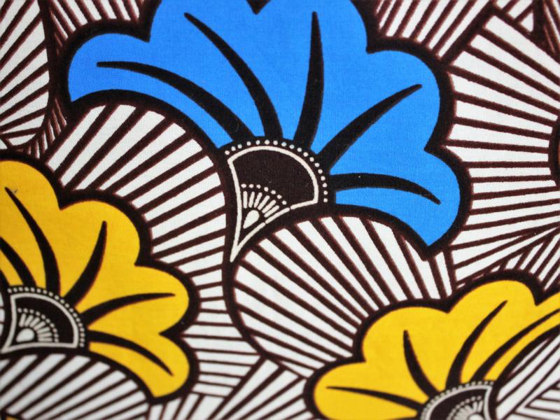 Kissenstoff mit gelben und blauen Blumen