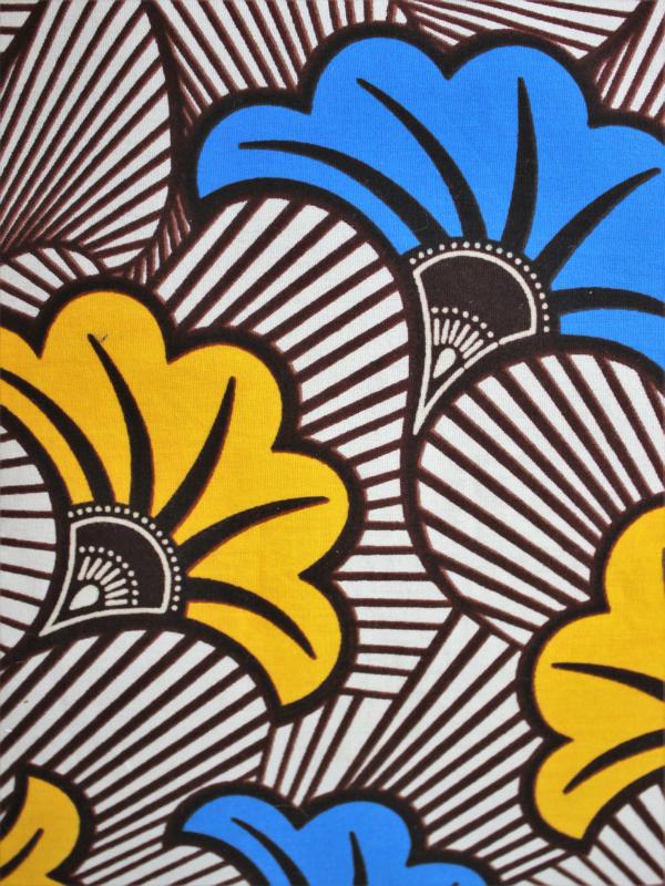 gemustertes Kissen in afrikanischem Stoff bunt