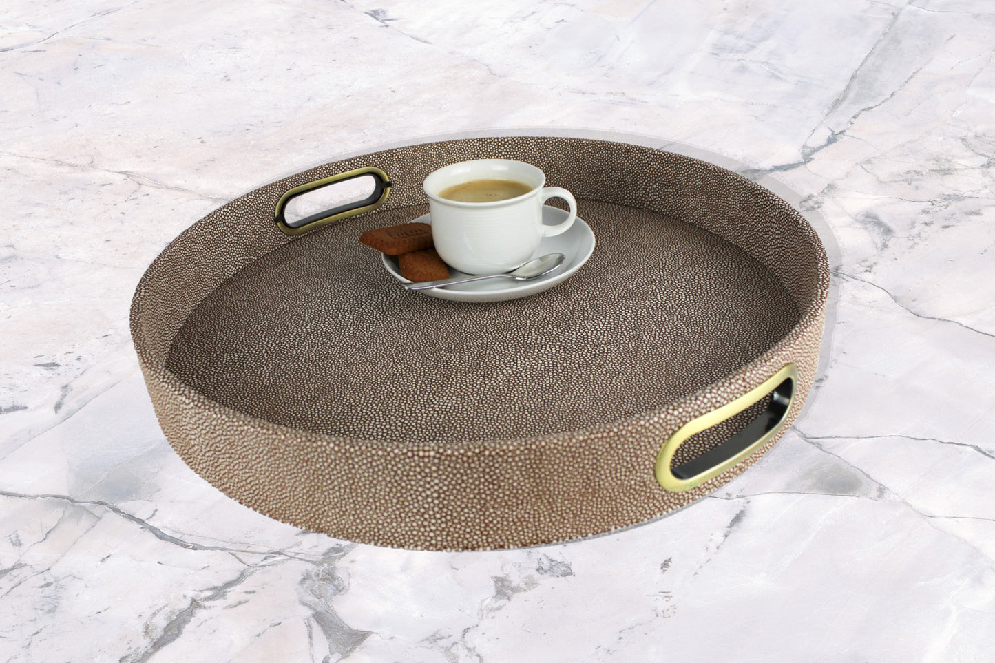Tablett braun mit Messinggriffen und Kaffee