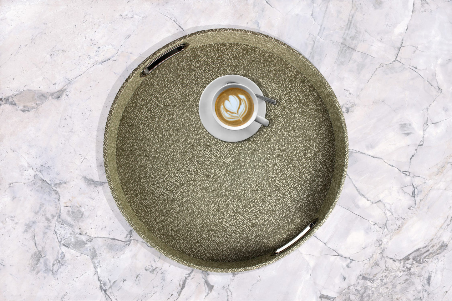 rundes Tablett mit Kaffee grüner Rochen veganes Leder
