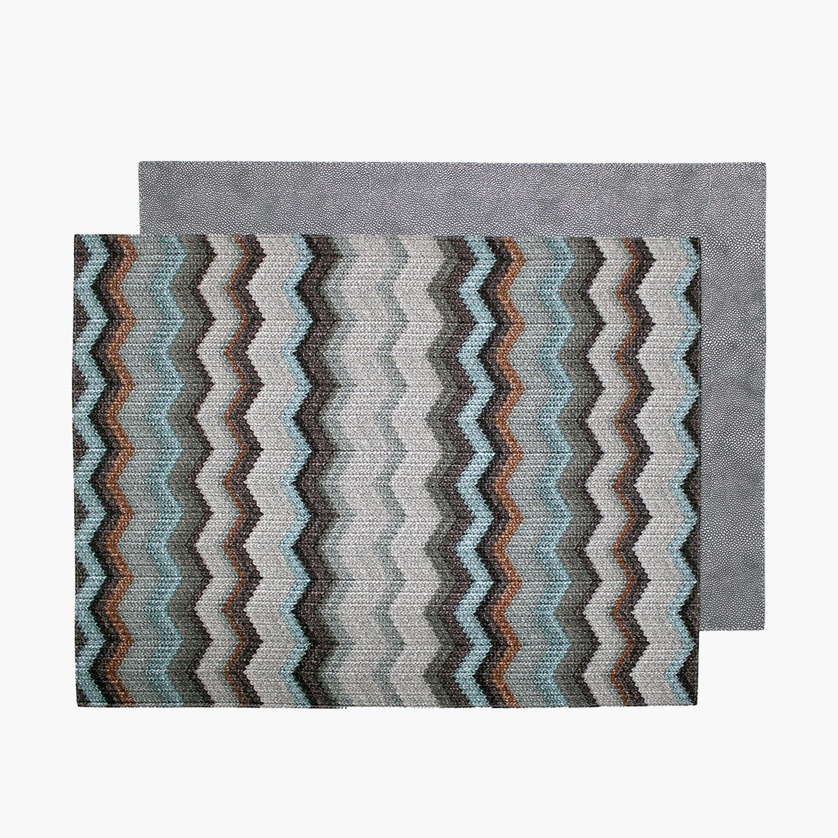 grau blaues Tischset mit Zickzack Muster und dunkelgrauem Rochenleder