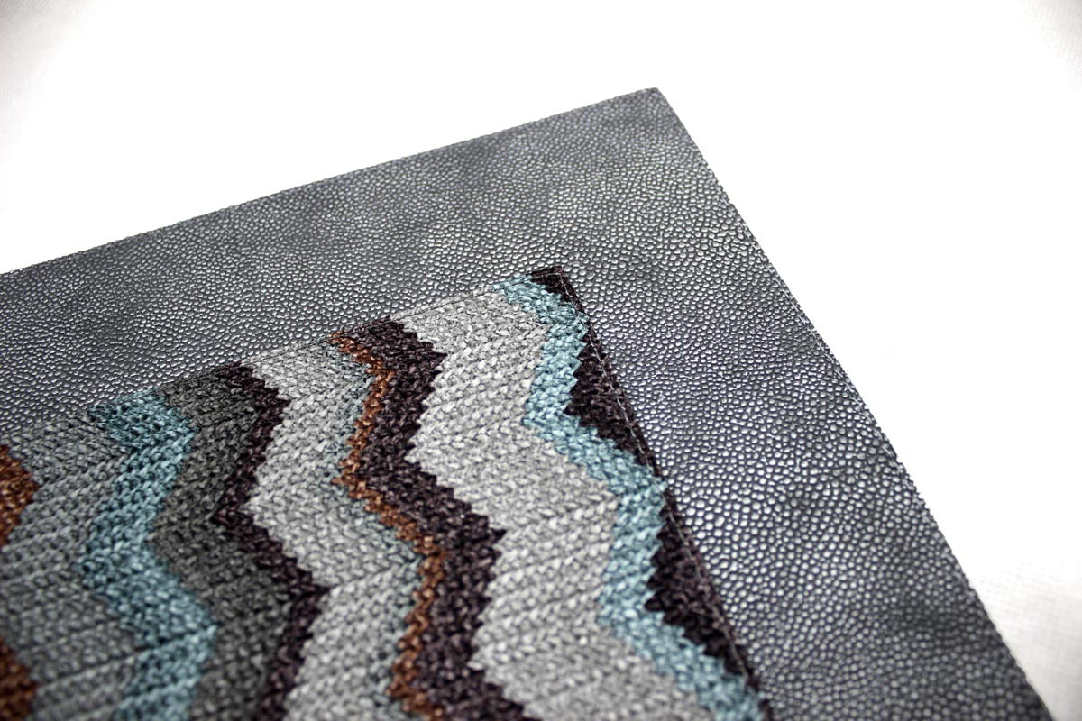 dunkelgraues Tischset und Zickzackmuster blau braun bunt