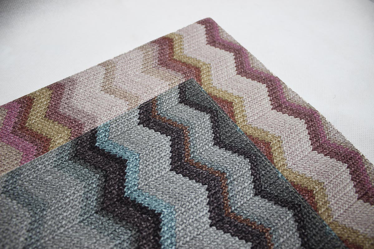 rechteckiges Tischset mit grauem und rosa Muster