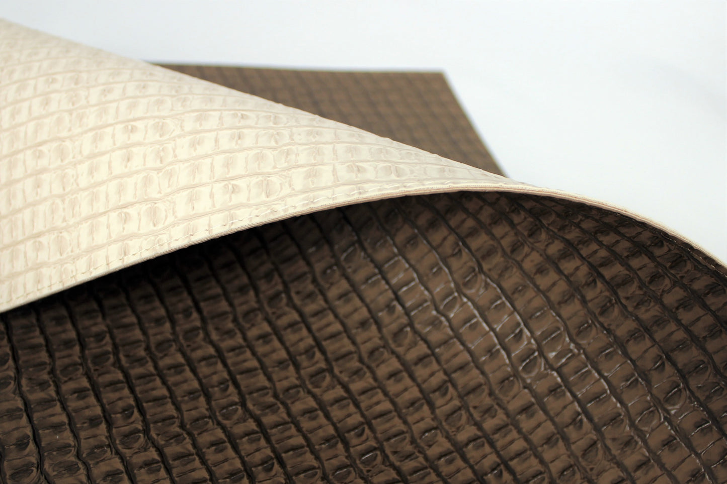 Kunstleder Platzsets in beige und braun mit Krokoprägung
