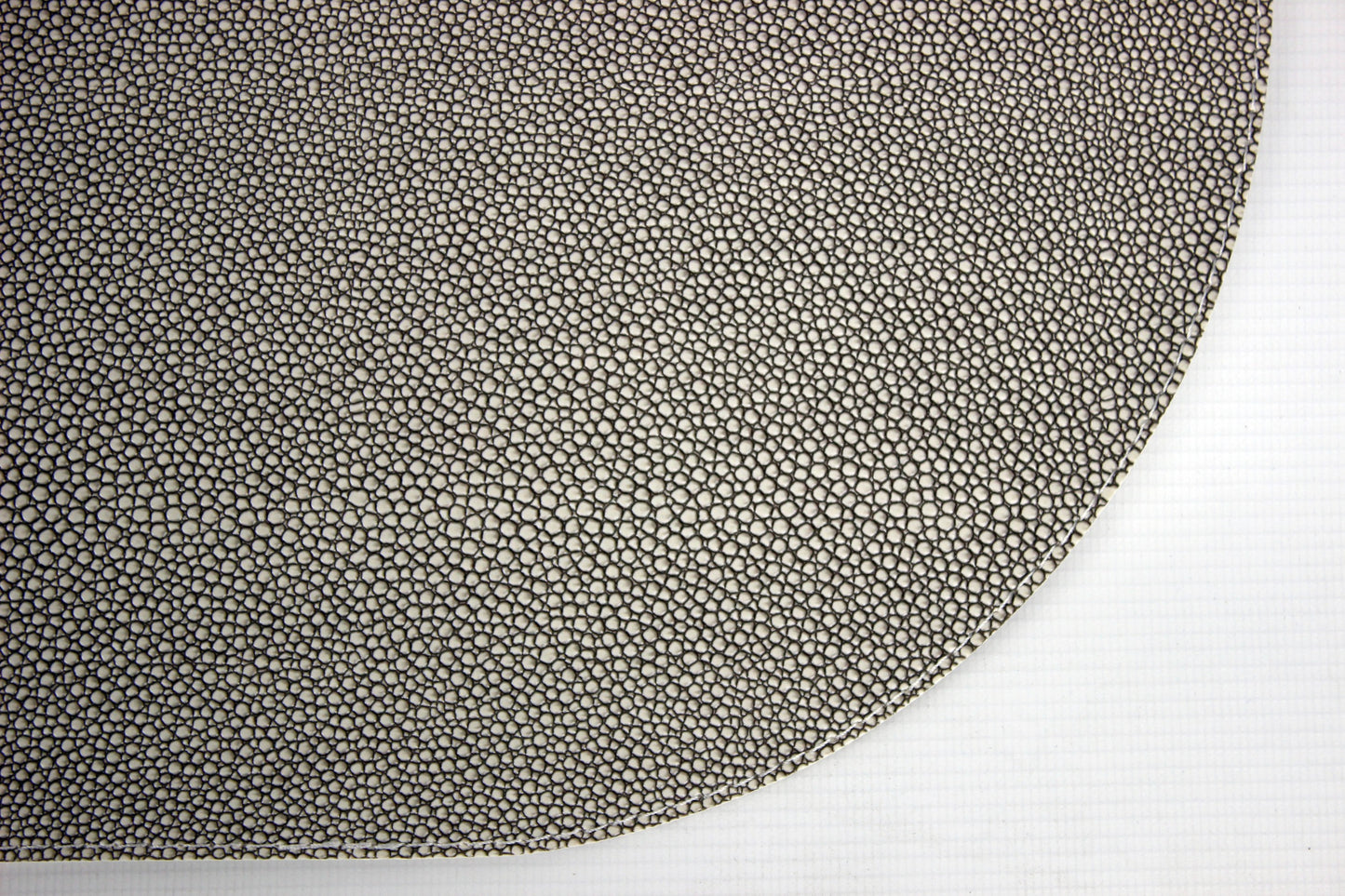 hellgraues Kunstleder Tischset oval 6er Set beschichtet und pflegeleicht