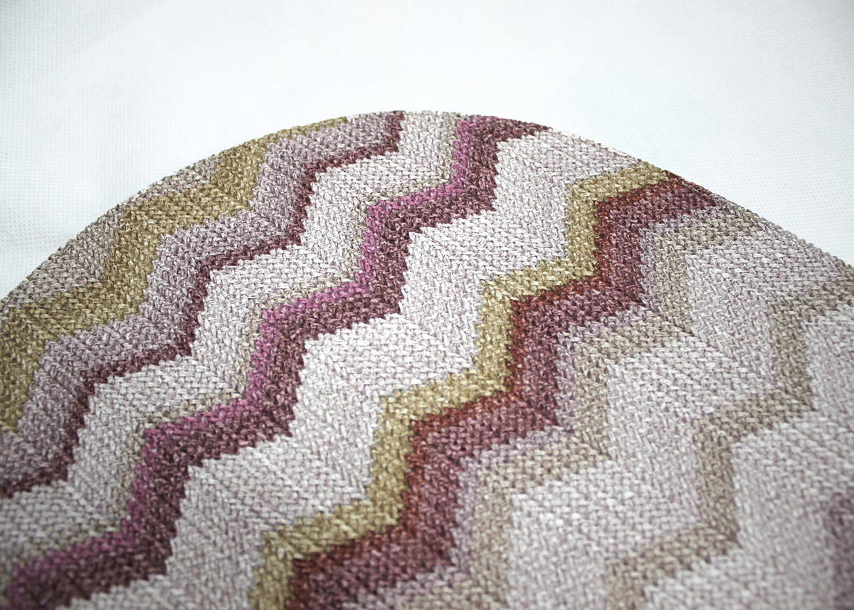 rundes Tischset mit Zickzackmuster in rosa und pink