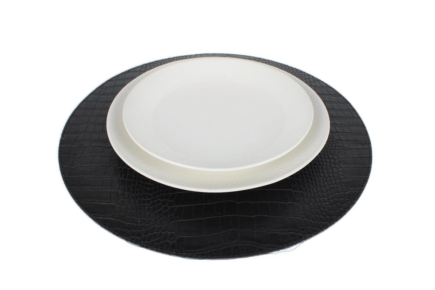 rundes Platzset mit weißem Teller