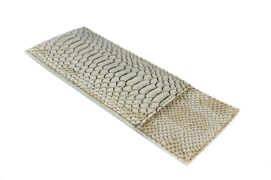 Bestecktasche aus Krokoleder in beige