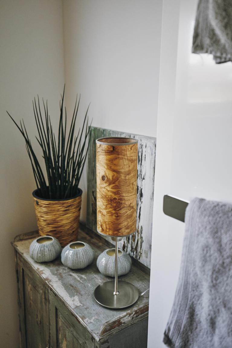 Tischlampe mit Schirm in Holzfurnier auf Sideboard dekoriert