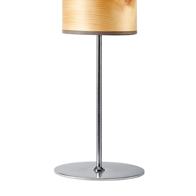 Lampe aus Metall mit Sockel