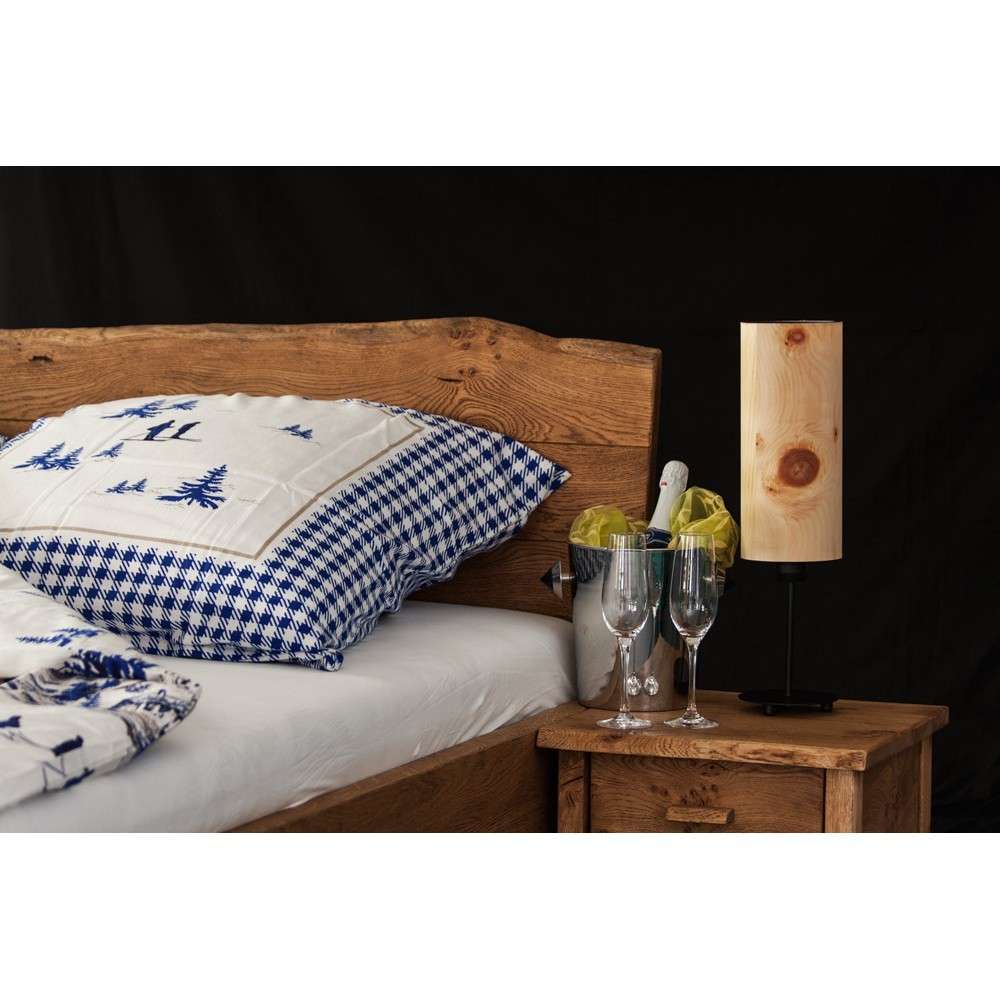 Nachttischlampe mit Holzschirm auf Nachttisch