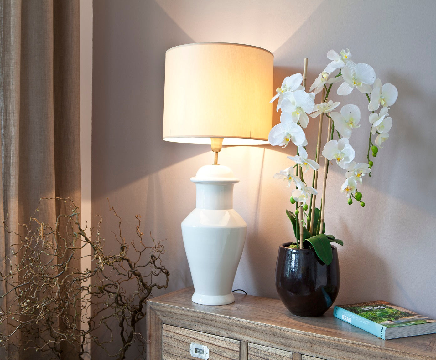 schmale, weiße Lampe in Keramik mit Zylinderschirm