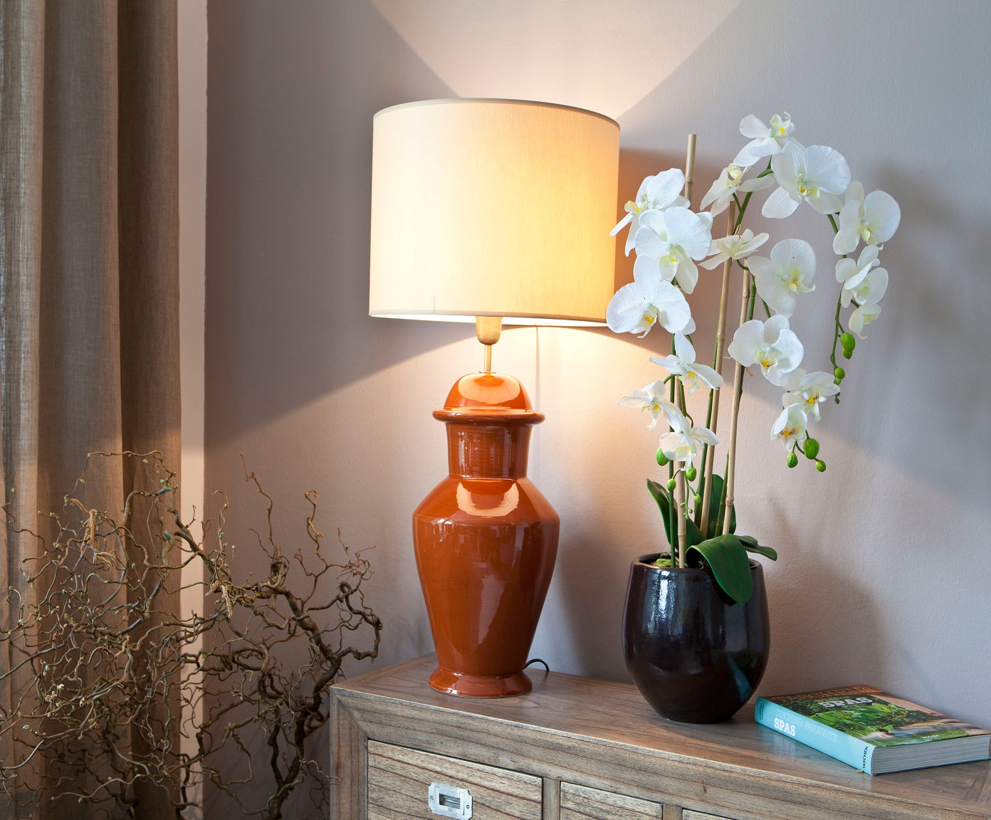 Tischlampe orange auf Konsole schmal