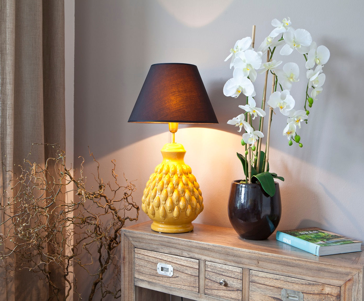 gelbe Keramiklampe mit schwarzem Lampenschirm