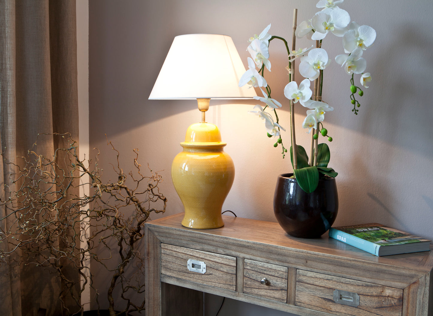 Lampe aus Keramik in gelb auf Konsole dekoriert