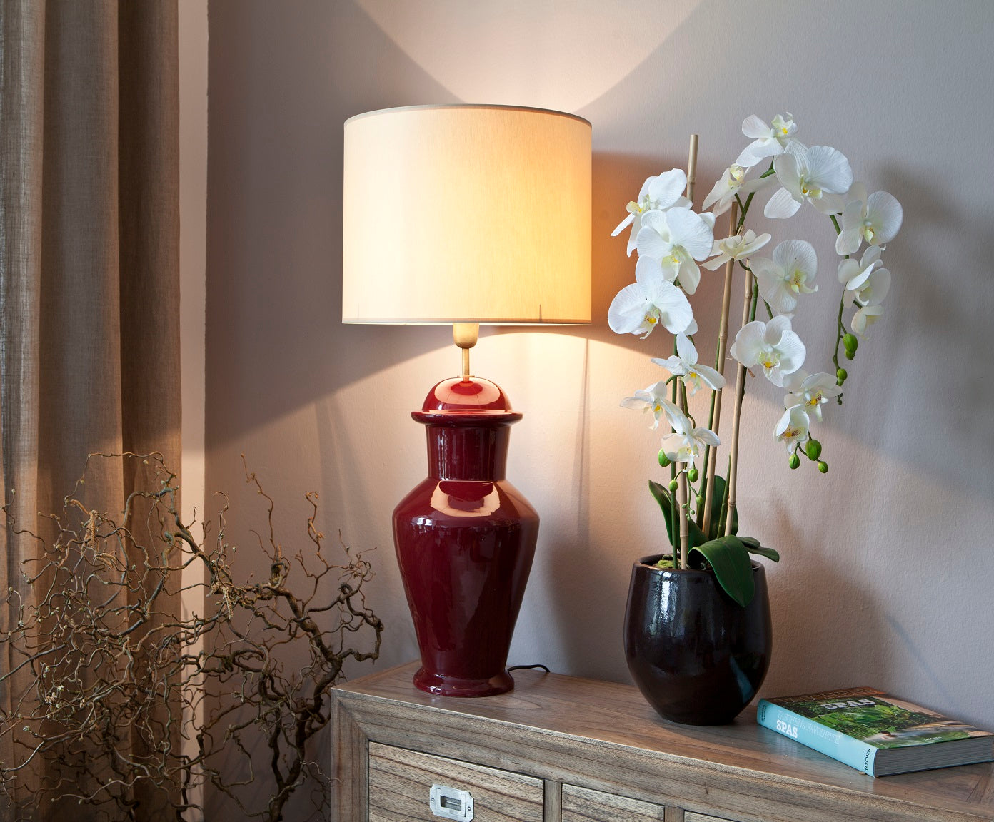 schmale, rote Lampe in Keramik mit Zylinderschirm