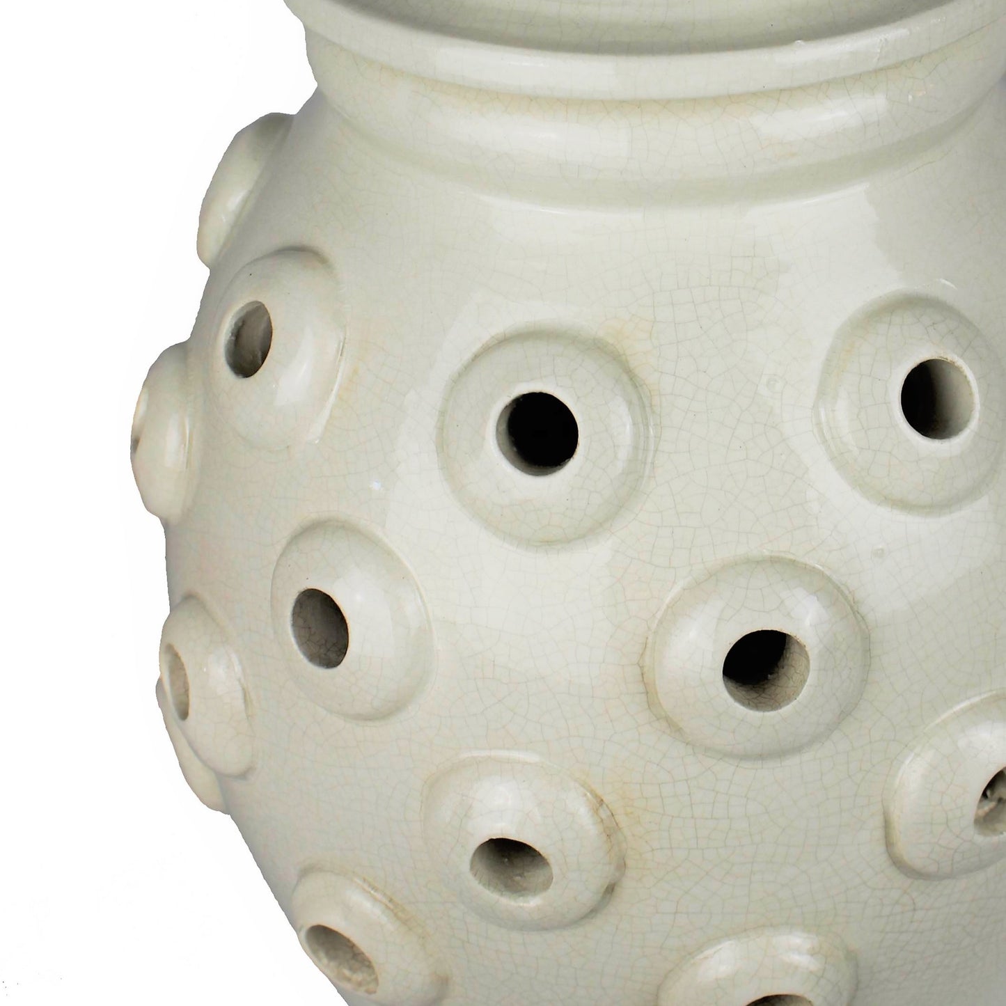 Handgefertigte Deckelvase mit Griffen in Cremeweiß, versehen mit Öffnungen für Windlichtnutzung. Die Vase zeigt eine elegante Krakeleoptik und Antiklook, ideal für Landhaus- und rustikale Einrichtungsstile. Maße: ca. 30 x 30 cm, Höhe 47 cm