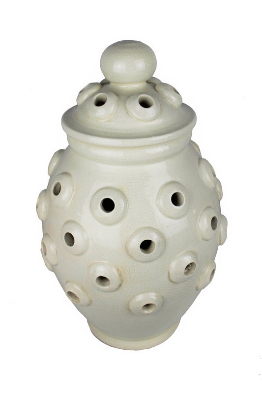 Handgefertigte Deckelvase mit Griffen in Cremeweiß, versehen mit Öffnungen für Windlichtnutzung. Die Vase zeigt eine elegante Krakeleoptik und Antiklook, ideal für Landhaus- und rustikale Einrichtungsstile. Maße: ca. 30 x 30 cm, Höhe 47 cm