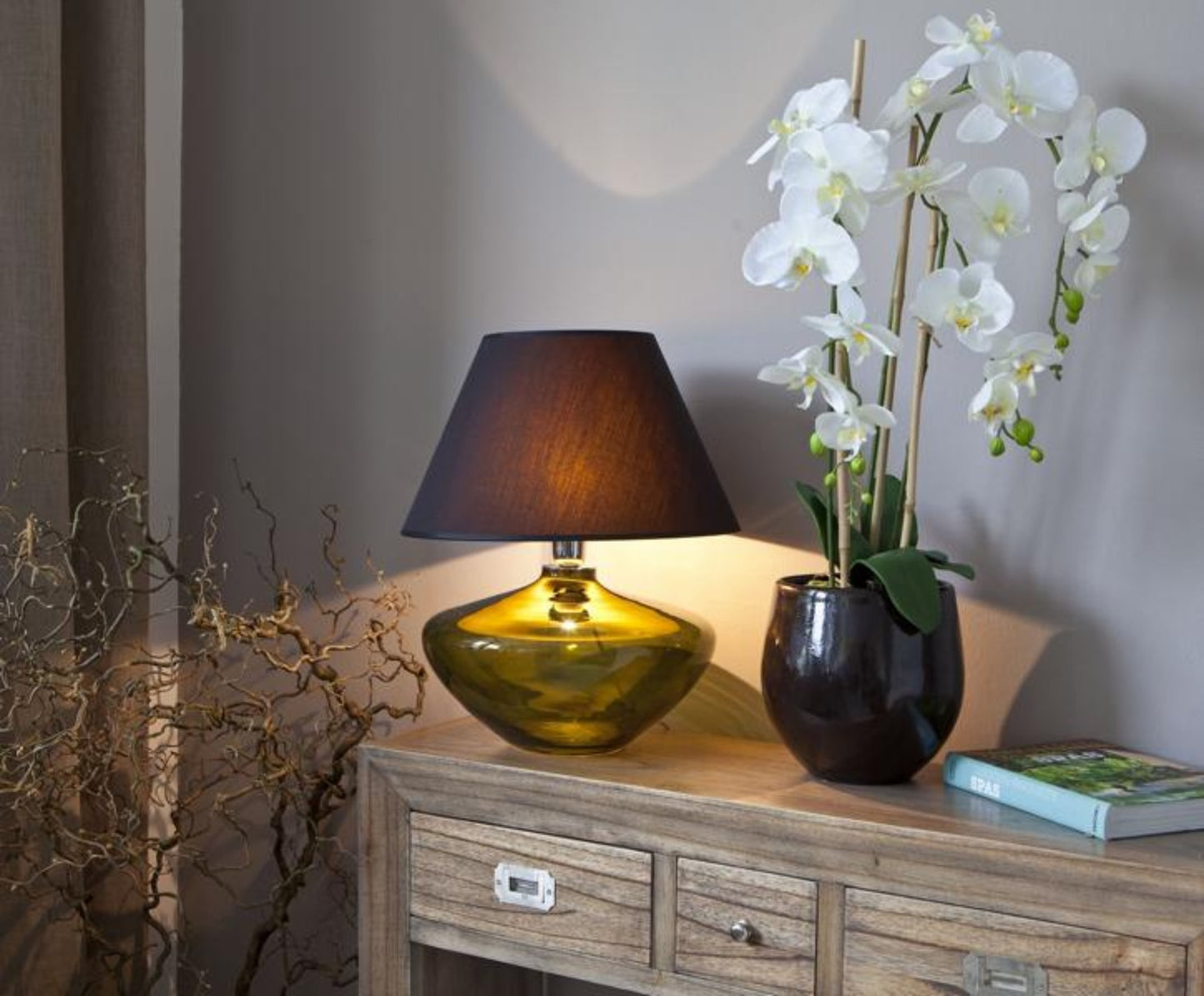 Tischlampe als Leselampe auf Konsole