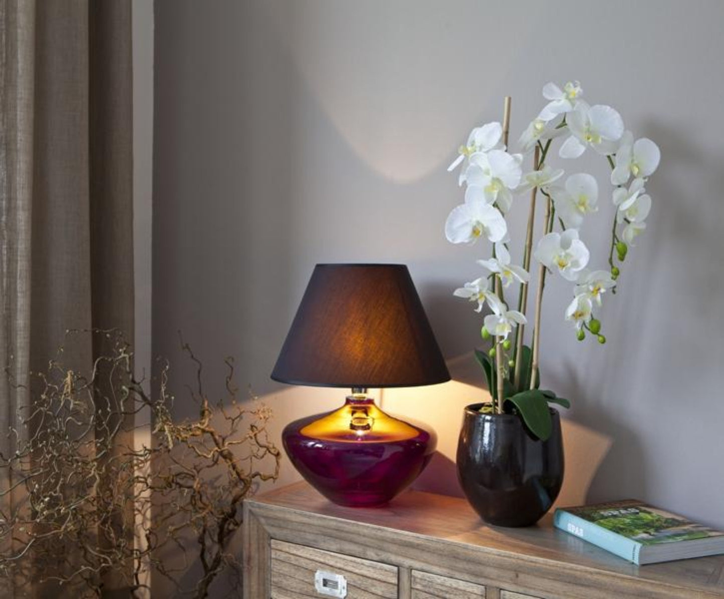 Glaslampe als Leselampe auf Konsole im Wohnzimmer