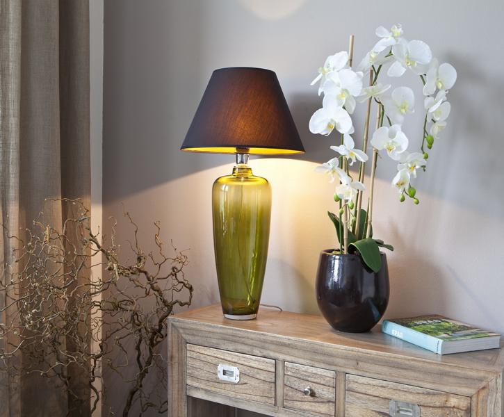 Tischlampe von Signature auf Konsole mit schwarzem Lampenschirm