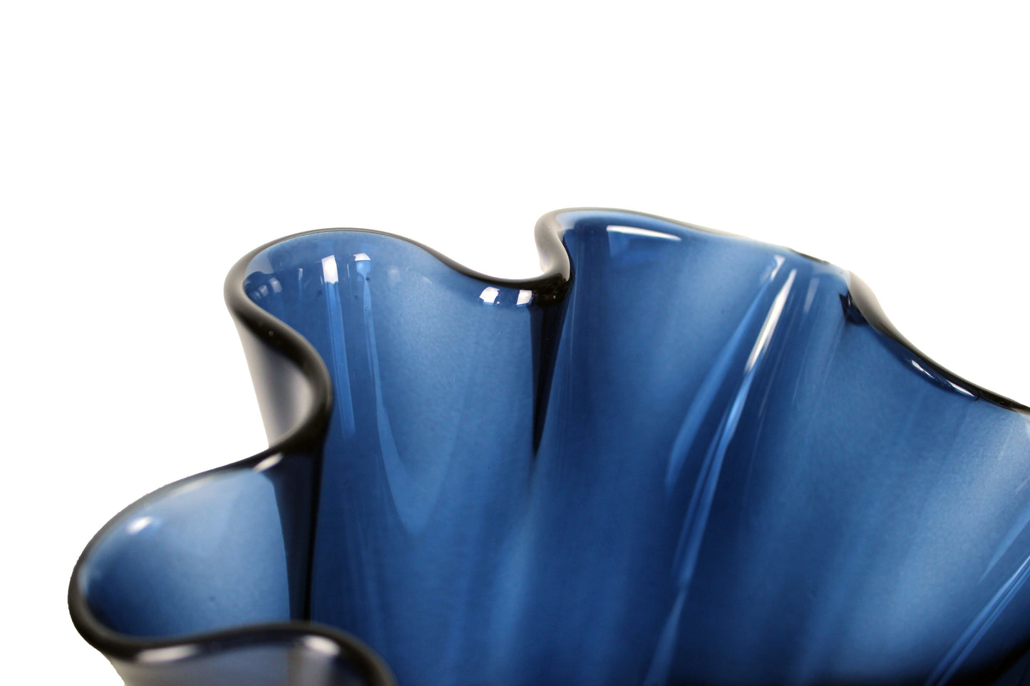 Blaues Glas mundgeblasen und gewelltes Unikat