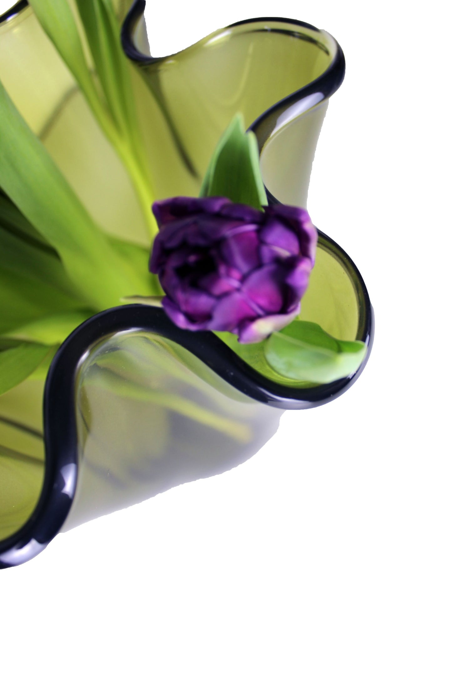 Gewellte Glasvase mit Blumenstrauß