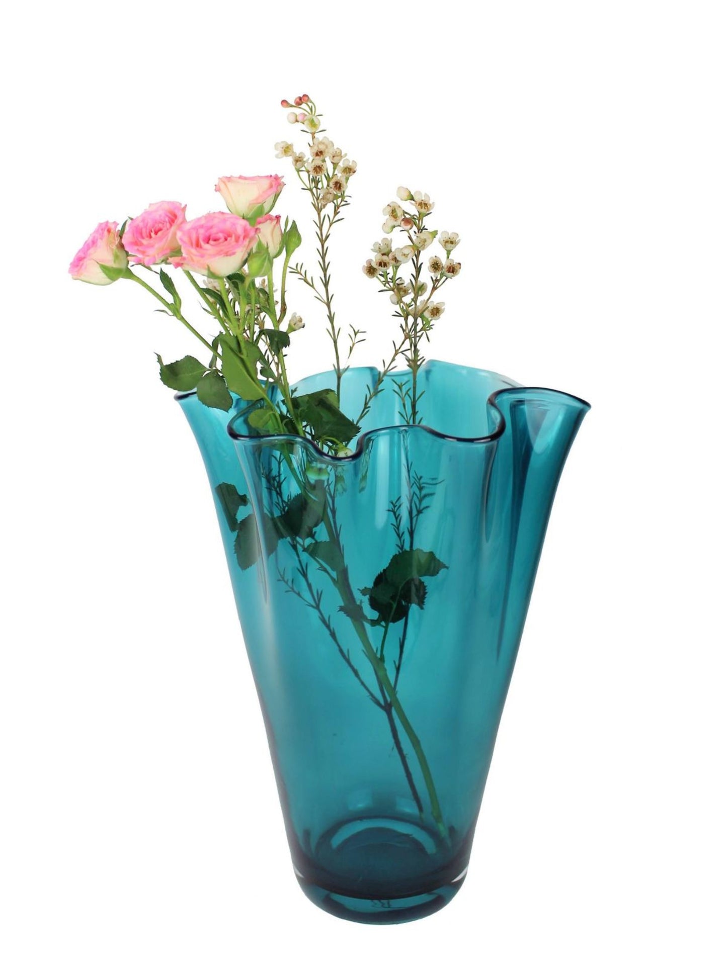 Glasvase in türkis mit rosa Rosen als Tischdekoration