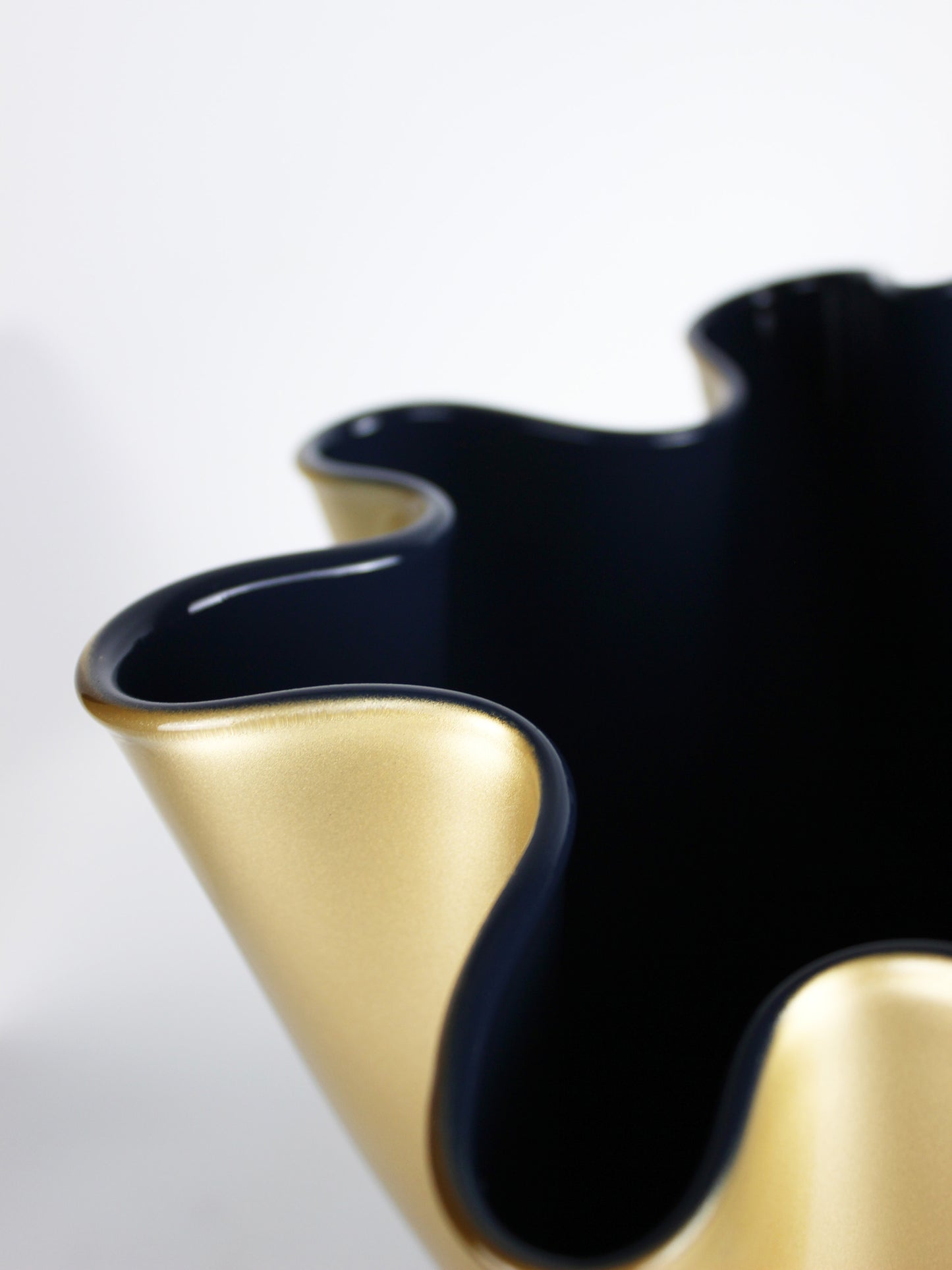 Gold glänzende Glasvase mit blauer Farbe innen