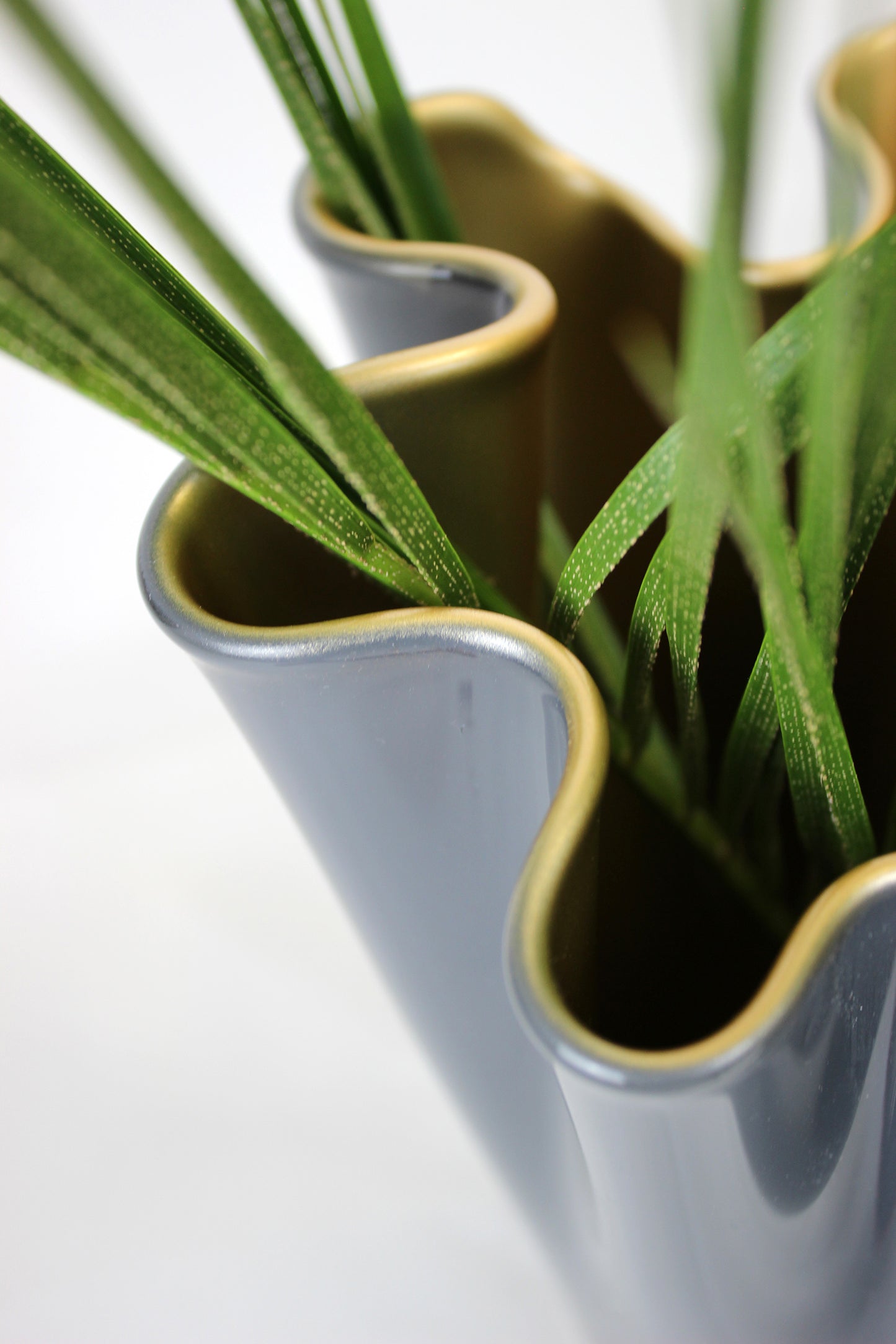 Glasvase gewellt in grau gold mit Blumen
