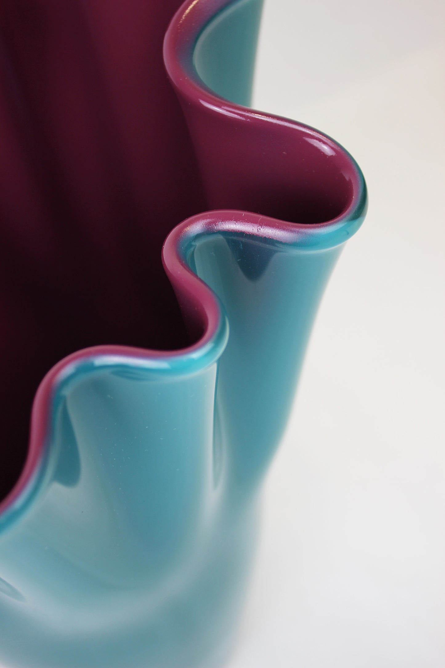 Vase aus Glas mit gewelltem Rand in Farbe grün und lila