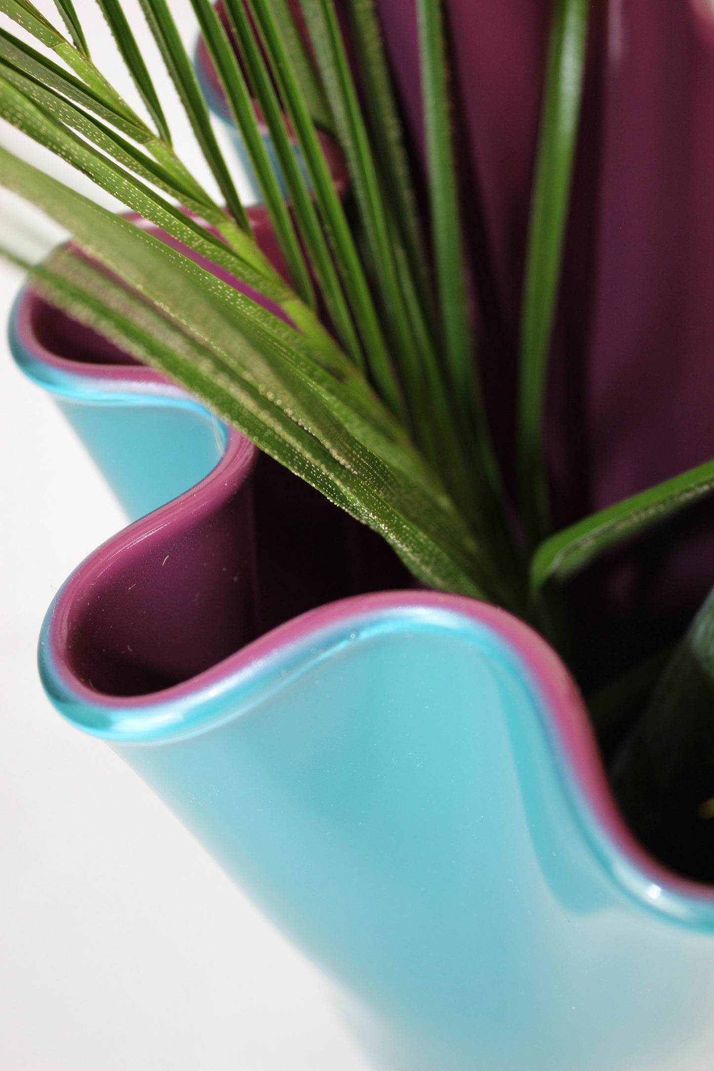 Vase in Glas handgefertigtes Unikat mit Farnen dekoriert