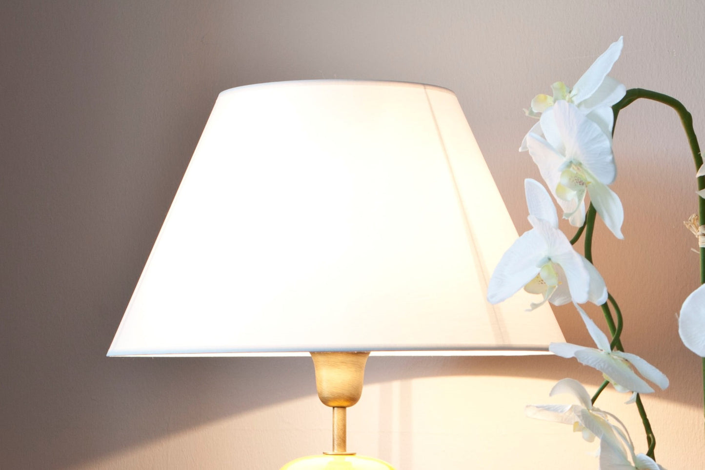 weißer Lampenschirm auf Keramiklampe 40 cm