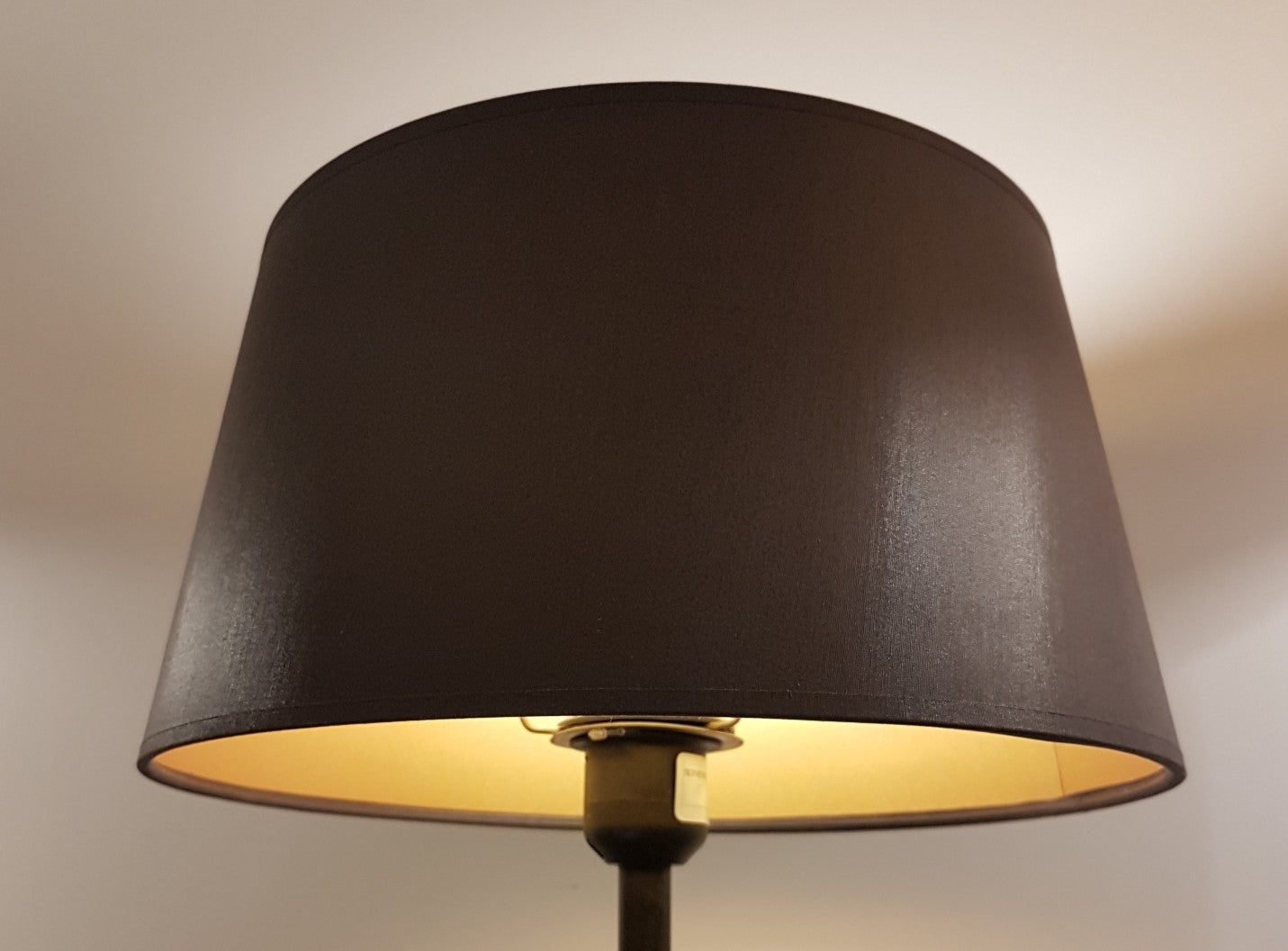 brauner Stoffschirm innen gold