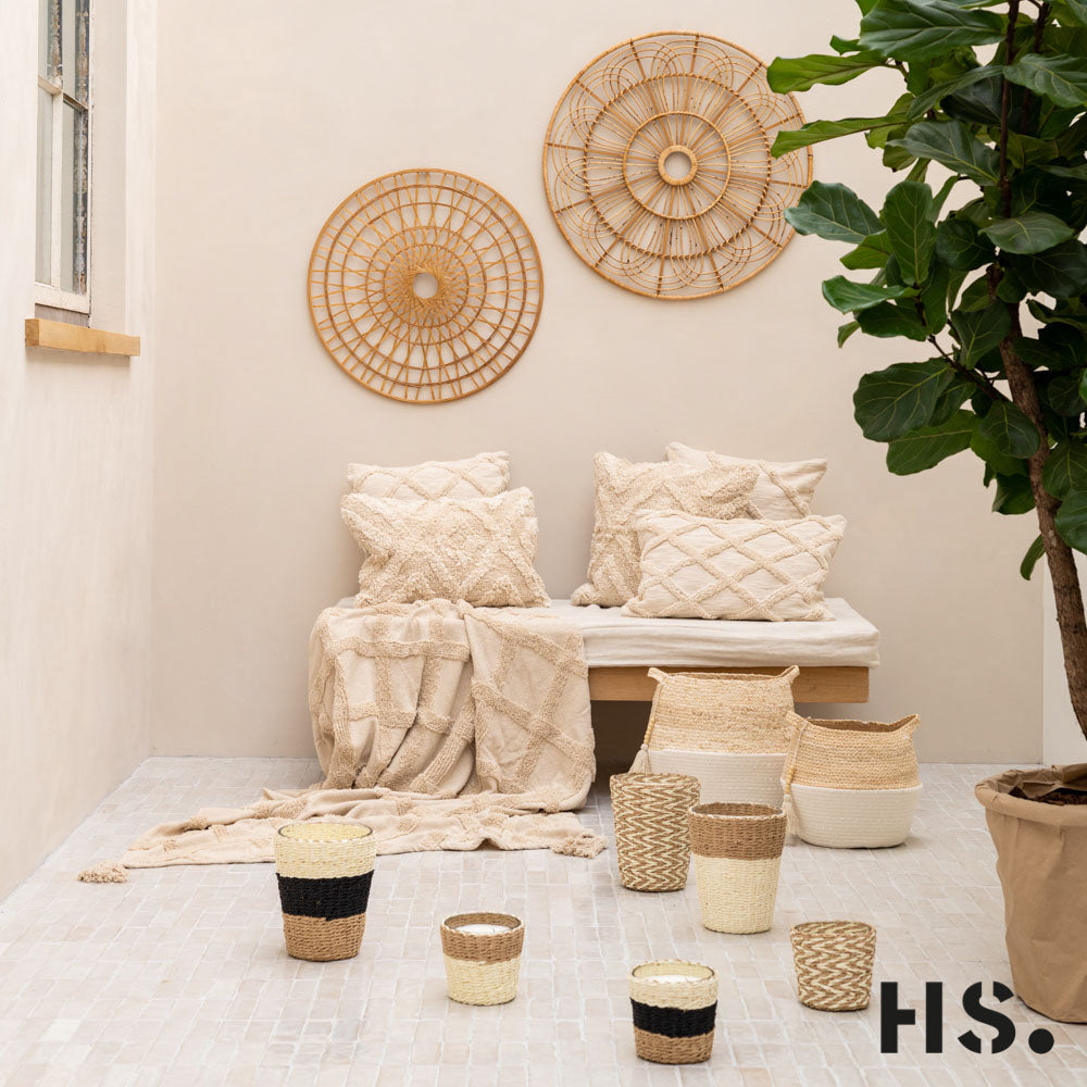 Getuftete creme weiße Kissen in Baumwolle im Boho Stil auf Sitzbank dekoriert