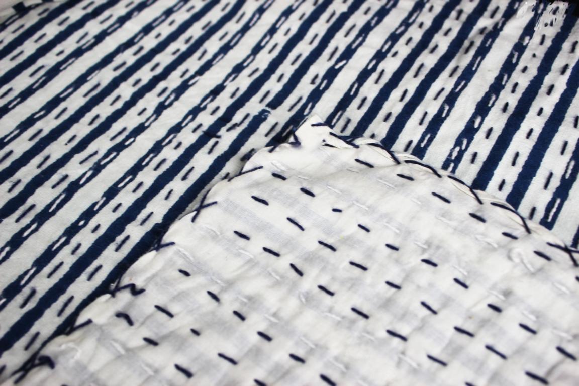 Zweifarbige Tagesdecke handbestickt und bedruckt mit indischen Motiven