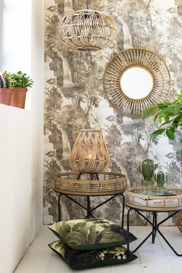 Rattanspiegel an der Wand mit Tapete