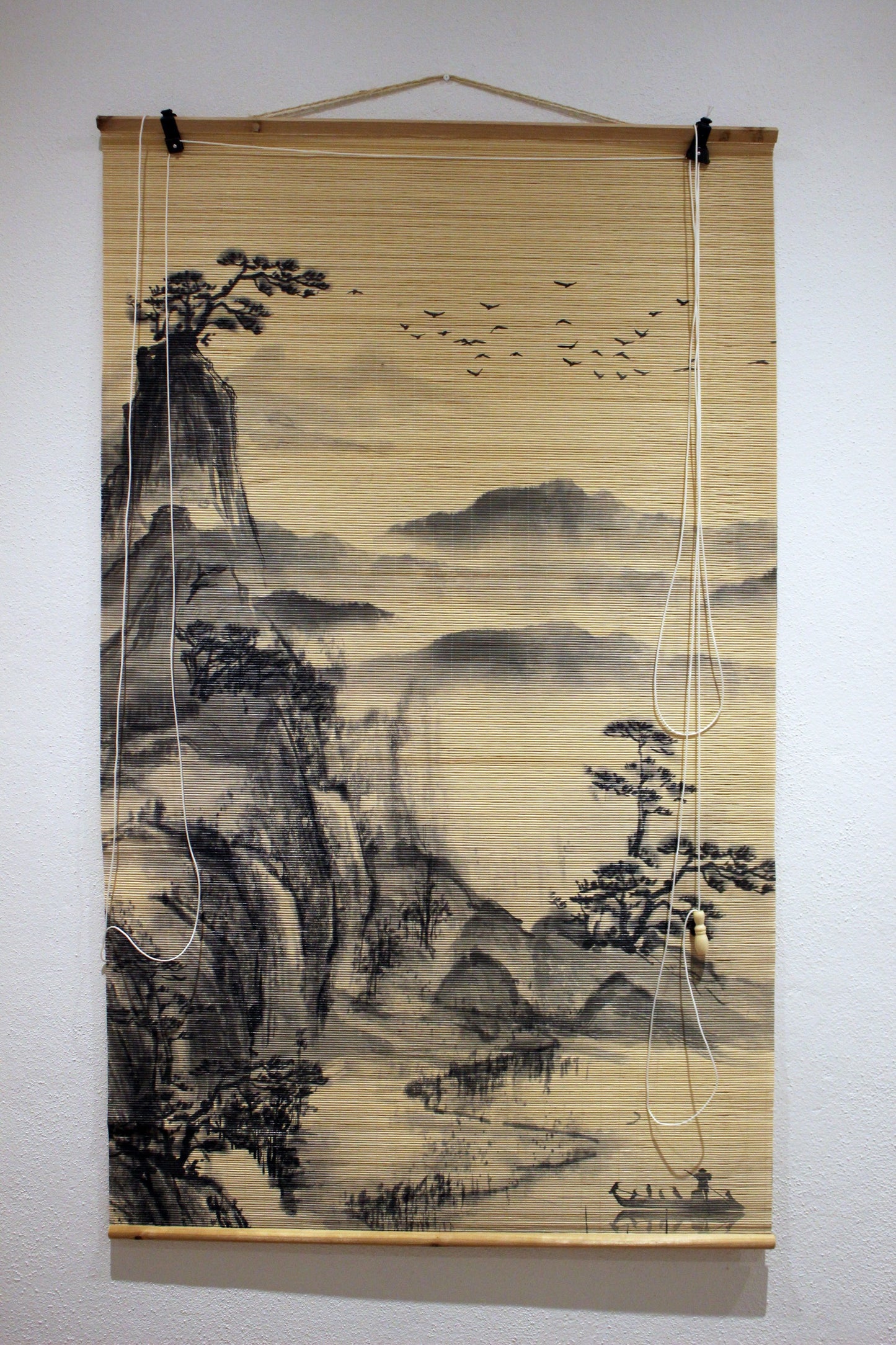 asiatisches Wandbild gerollt mit Motiv japanische Nebellandschaft beige schwarz