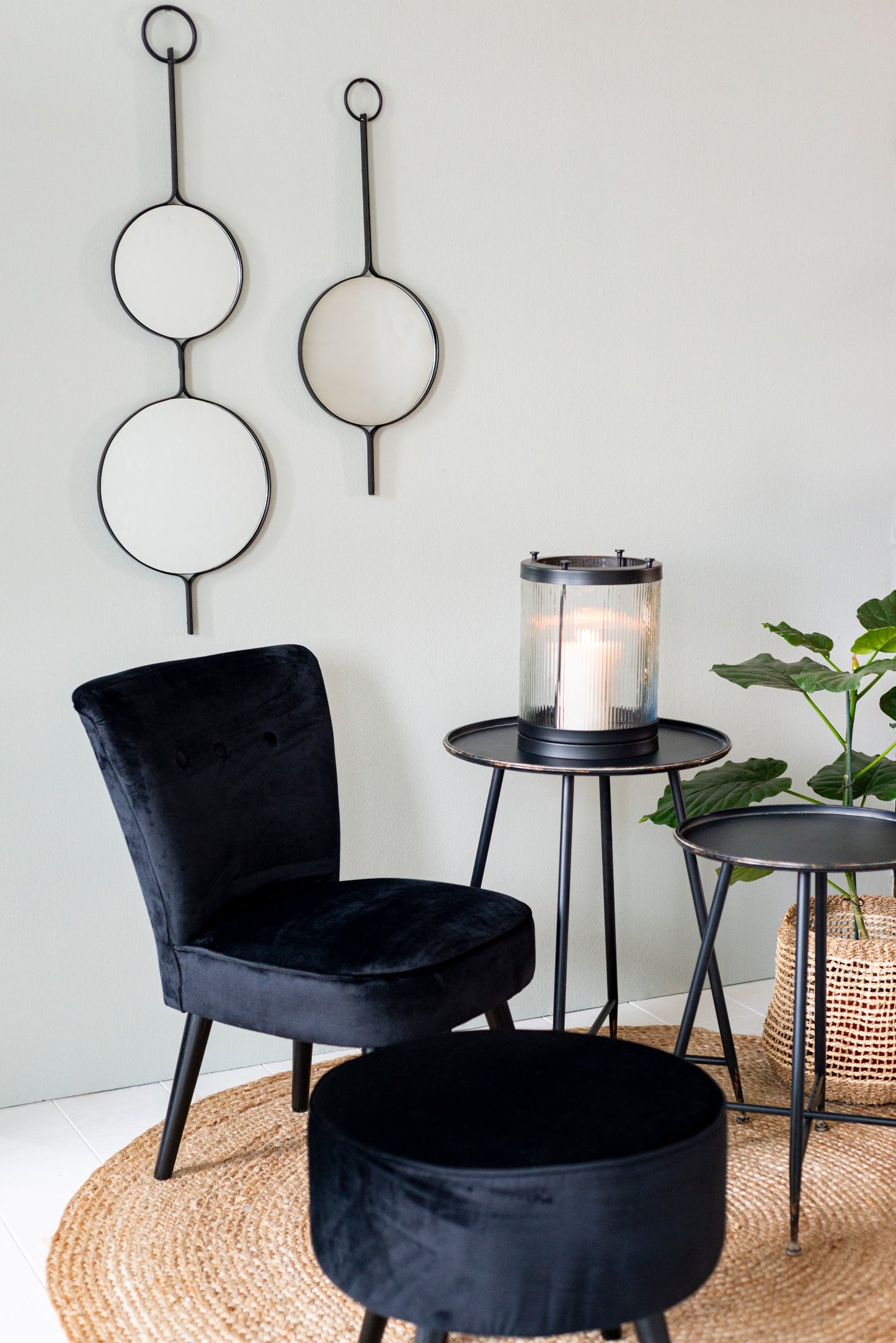 Sessel und Hocker im Wohnzimmer als Sitzgelegenheit